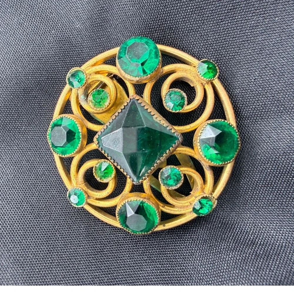 Vintage Emerald Green Glass Gold Tone Scrollwork Edwardian Dress Clip